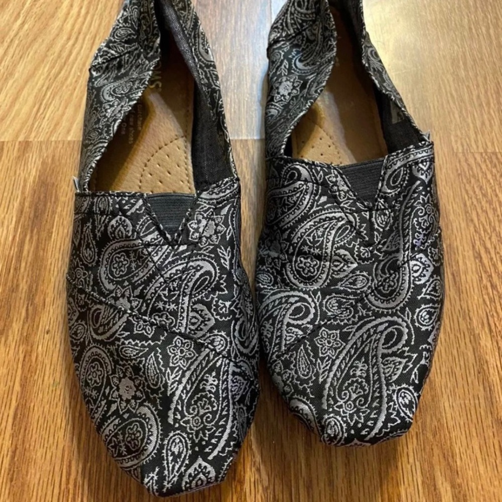 Black and silver paisley TOMS